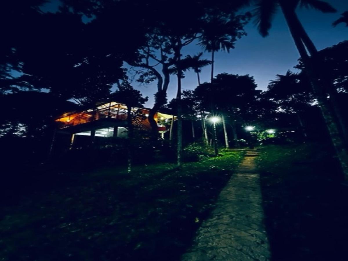Kuruva Shoreline Wayanad Chegat Luaran gambar