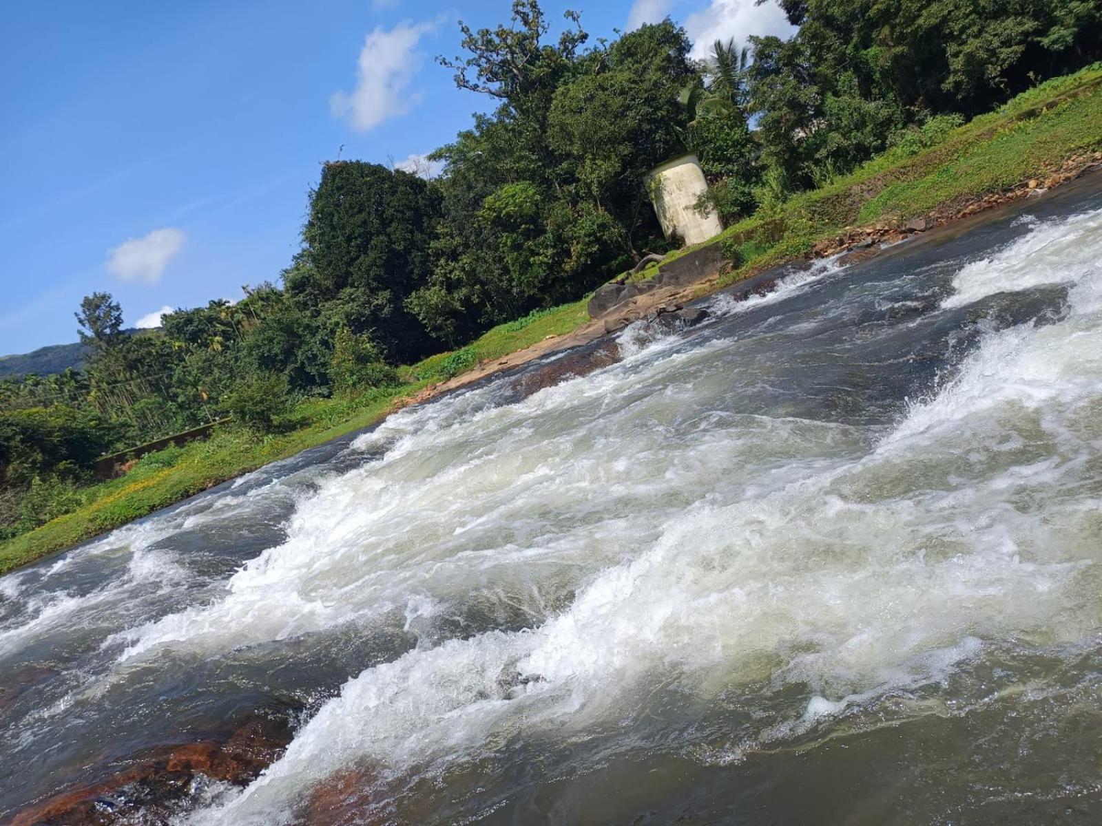 Kuruva Shoreline Wayanad Chegat Luaran gambar